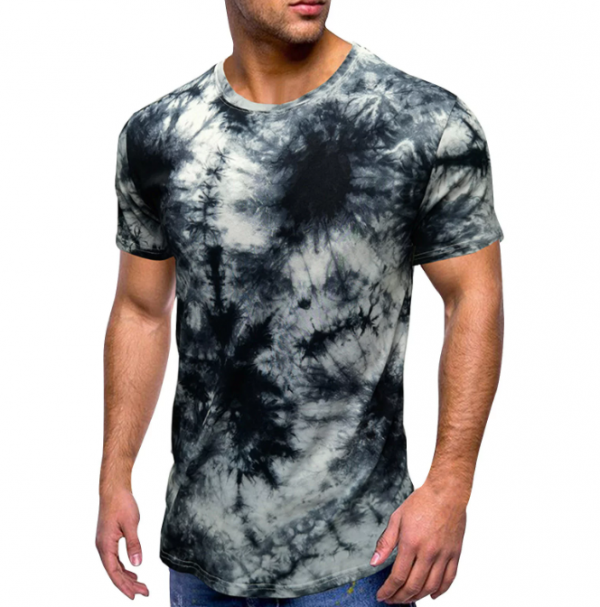 Kaos olahraga dengan motif tie-dye